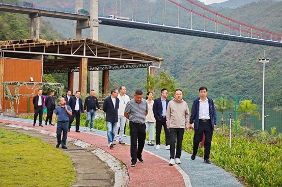 一群人站在桥边&#xA;&#xA;中度可信度描述已自动生成