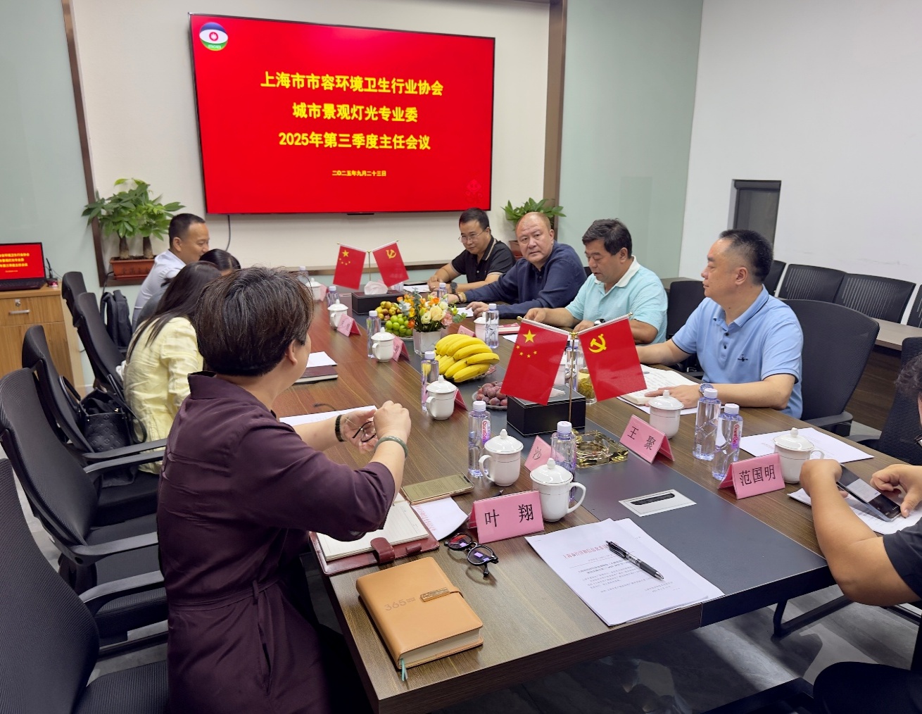 一群人坐在桌子边&#xA;&#xA;AI 生成的内容可能不正确。