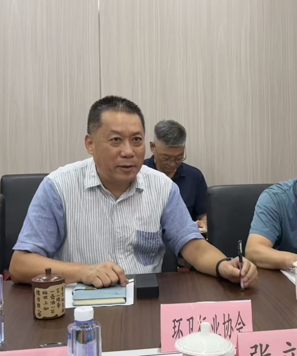 人们坐在桌子前AI 生成的内容可能不正确。 人们坐在桌子前AI 生成的内容可能不正确。