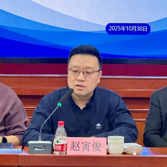 桌子前坐着穿蓝色衣服的男人AI 生成的内容可能不正确。 桌子前坐着穿蓝色衣服的男人AI 生成的内容可能不正确。