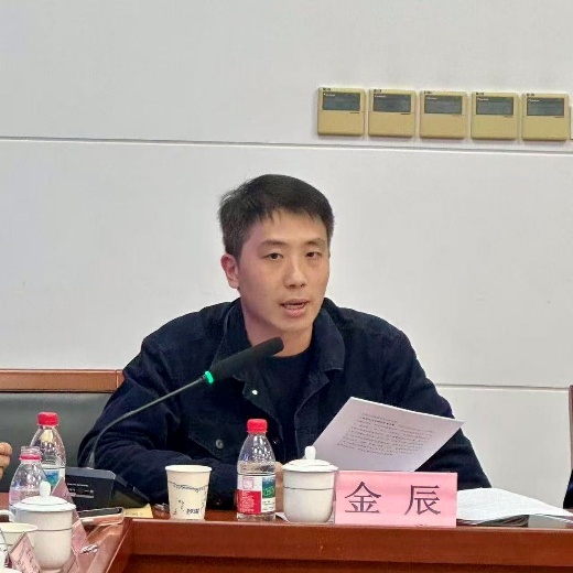 桌子前坐着穿蓝色衣服的男子AI 生成的内容可能不正确。 桌子前坐着穿蓝色衣服的男子AI 生成的内容可能不正确。