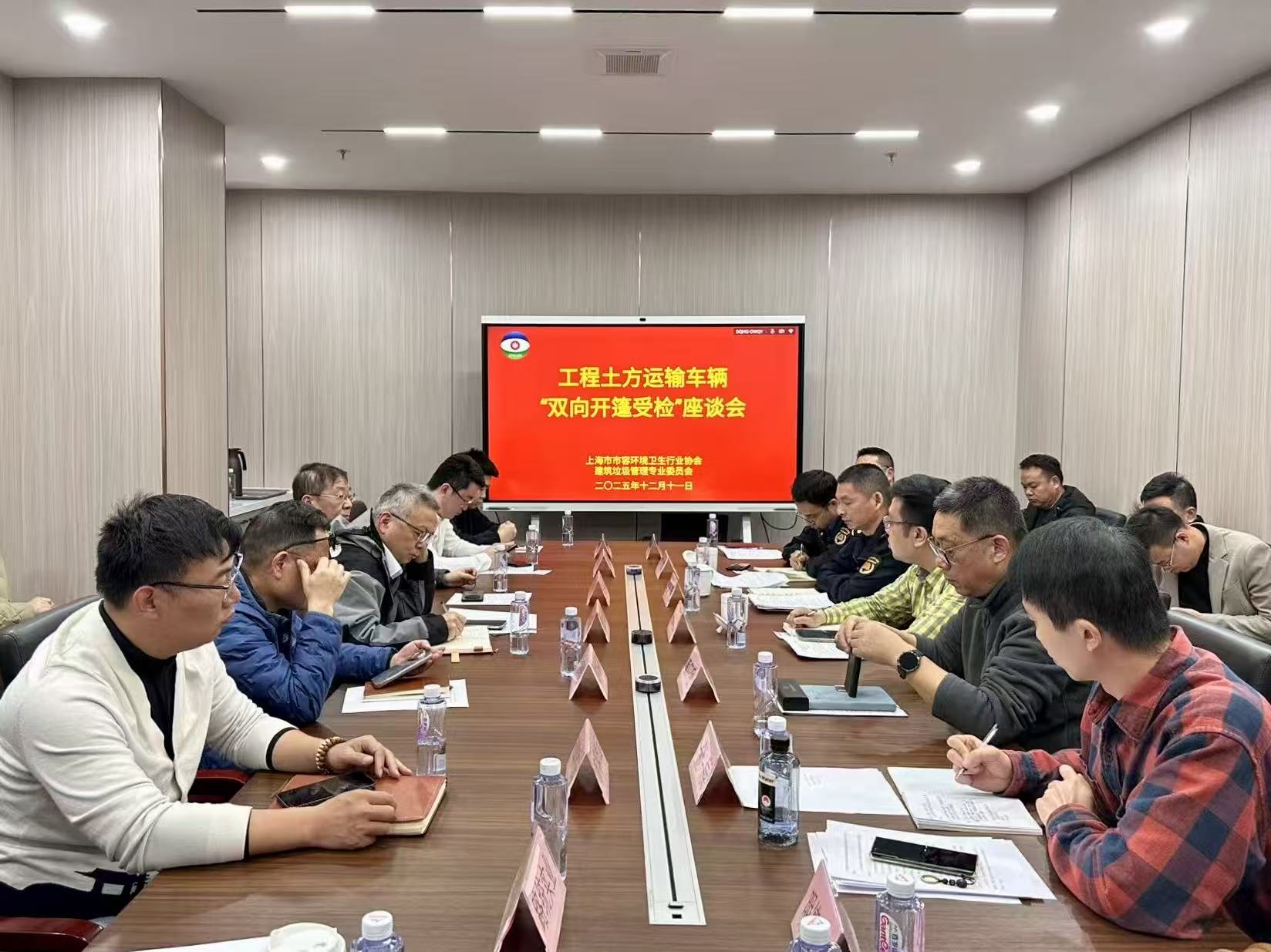 会议室里的人们

AI 生成的内容可能不正确。