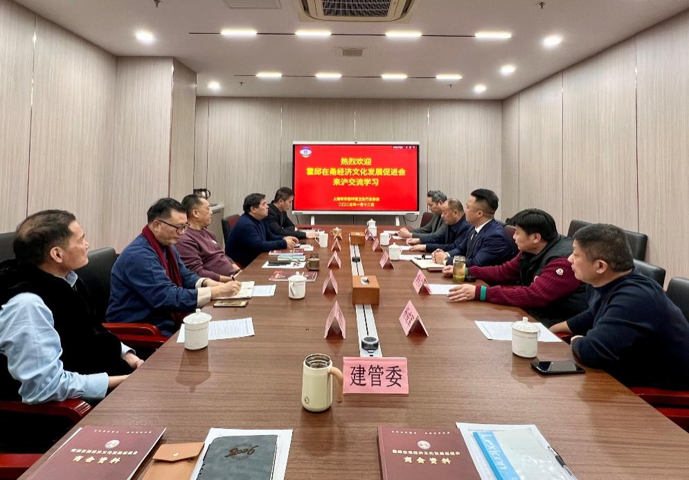 会议室里的人们AI 生成的内容可能不正确。