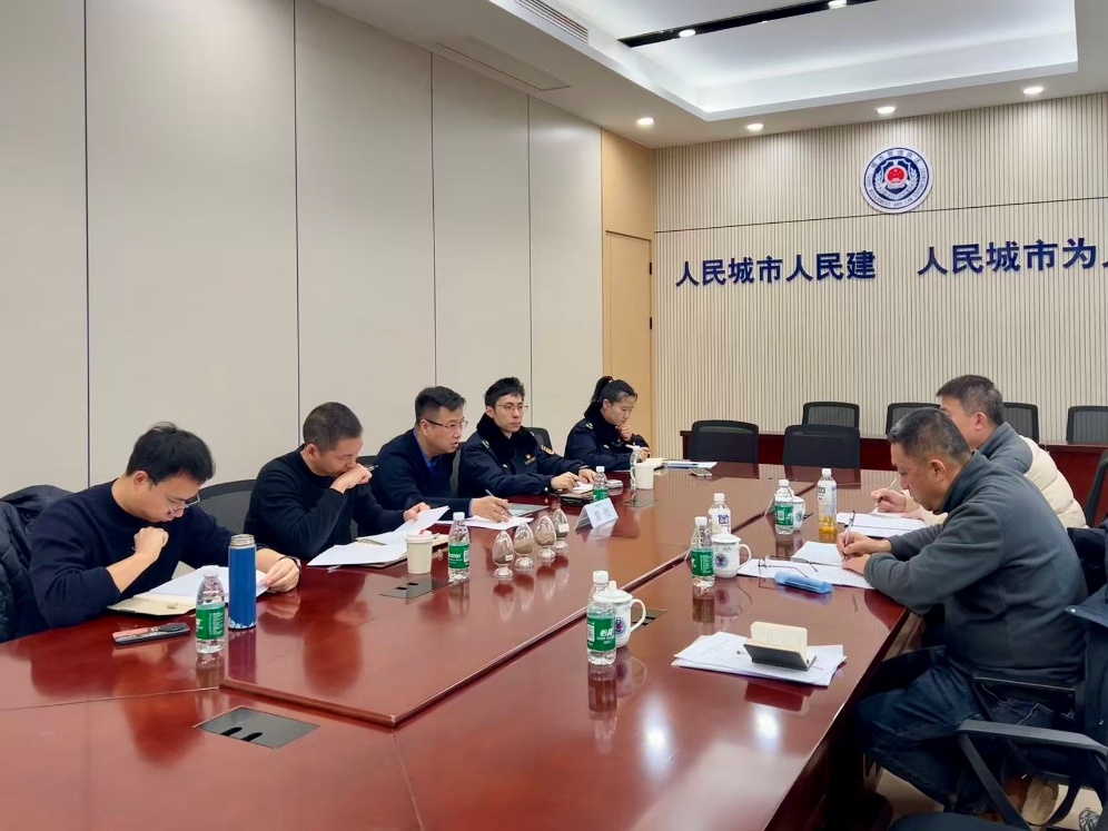 一群人坐在桌子前AI 生成的内容可能不正确。