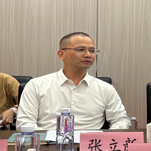 戴眼镜的男人在桌子前AI 生成的内容可能不正确。