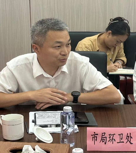 男人坐在桌子前AI 生成的内容可能不正确。