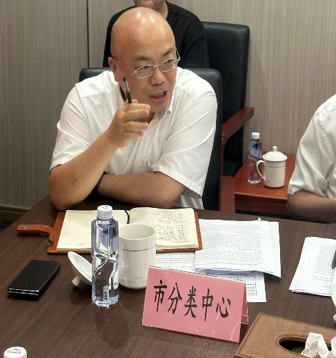 男人和女人在桌子前喝饮料AI 生成的内容可能不正确。