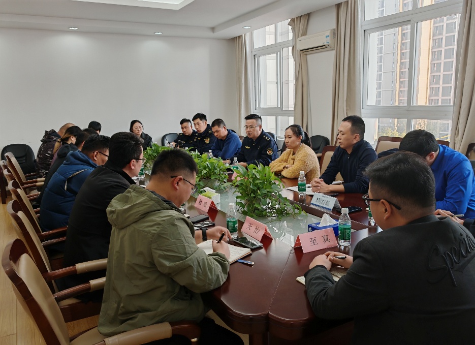 一群人围坐在桌子前AI 生成的内容可能不正确。