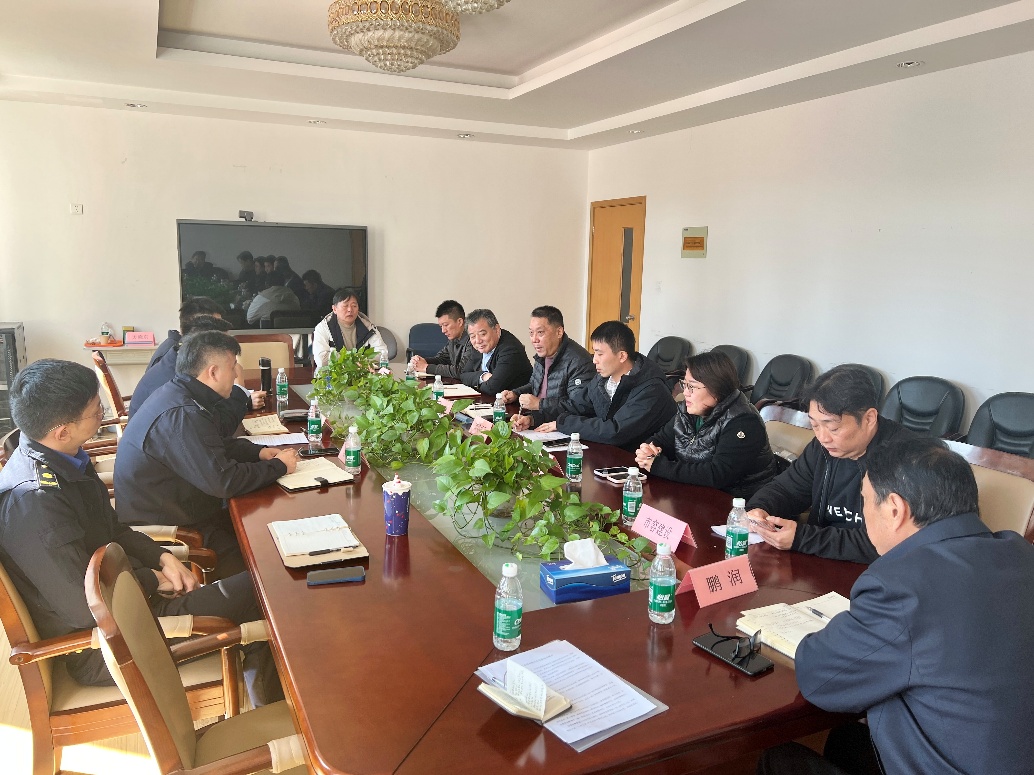 一群人坐在桌子前

AI 生成的内容可能不正确。