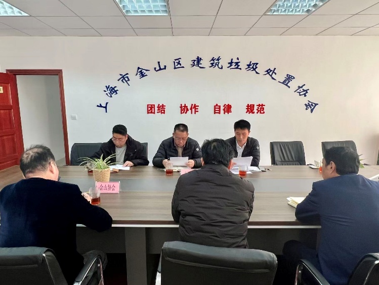 会议室里的人们AI 生成的内容可能不正确。