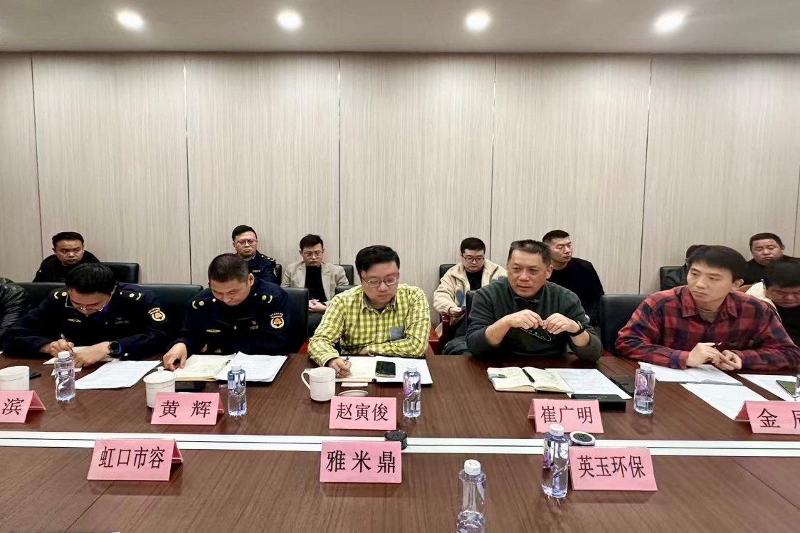 一群人站在桌子前

AI 生成的内容可能不正确。