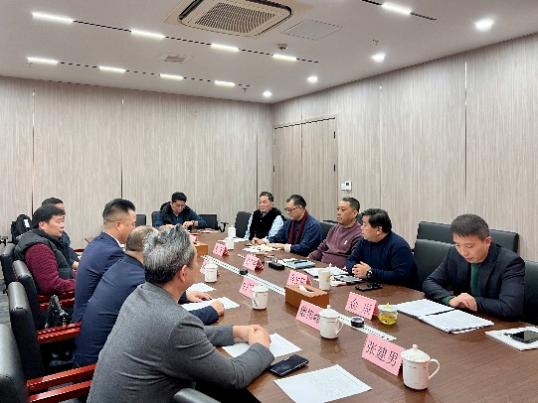 一群人围坐在桌子前AI 生成的内容可能不正确。