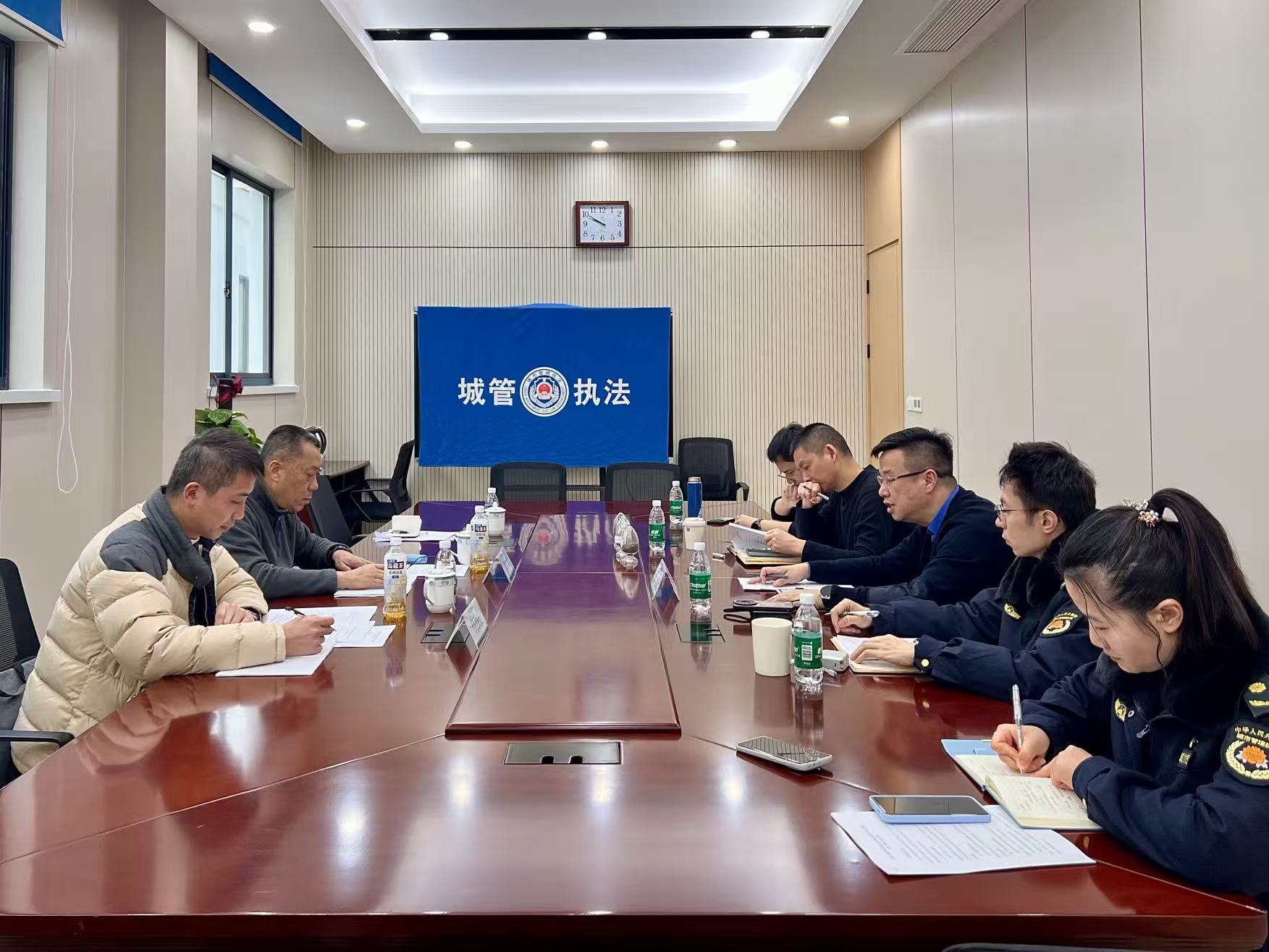 一群人坐在桌子前AI 生成的内容可能不正确。