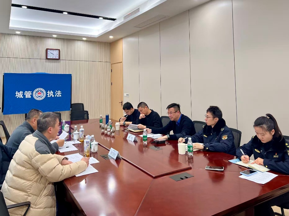 一群人坐在桌子前AI 生成的内容可能不正确。